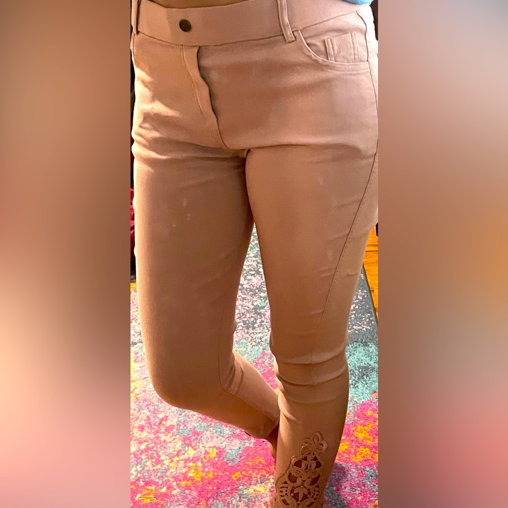Pastel pink stretchy jeggings with lace design